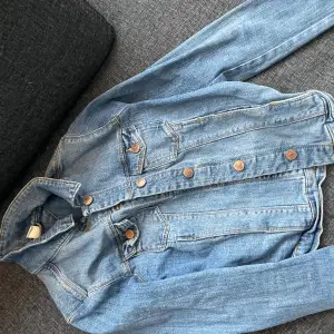 En superfin jeansjacka från Gina Tricot 