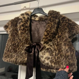 Supersnygg bolero - Supersnygg leopard- färgad bolero. Har inga lappar men ungefär storlek S💞 tryck köp nu❣️