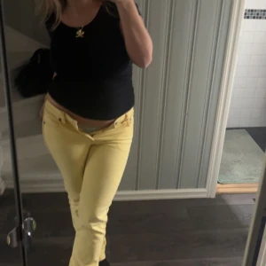 Gula jeans - Supersnygga gula jeans💞 säljer pga att de är för små som ni ser! Hade annars behållt för de är verkligen sån fin färg
