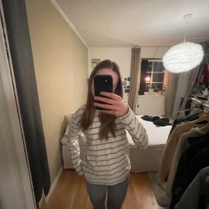 Långärmad randig tröja  - En fin långärmad tröja från Lindex!   Storlek xs/s. Jag säljer den för att det inte är min stil. Men den är mycket fint skick och inga fläckar alls! Priset kan diskuteras, kunden står för frakt🥰