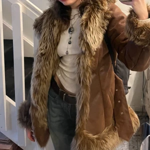 Snyggaste jacka med pälskrage Lisa Rowe vibes - Så fin vintage jacka som jag älskar och är så varm men jag behöver pengarna så säljer den så att nån annan girlie kan slaya. Har ni sett girl interrupted Lisa vibes😍