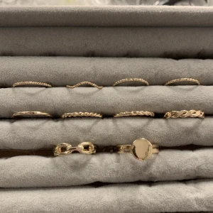 Guld ringar - Aldrig använda och vet inte vart de är ifrån. Säljs i set, inte separat.  📏 Mått: 18mm.  Skriv vid frågor eller så!🩷