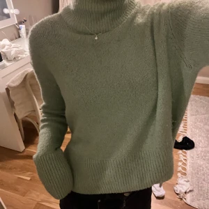 Stickad tröja från gina tricot - Fin stickad tröja från Gina tricot! Sommarhärlig pastellgrän färg, slits på båda sidorna🙌🏻 skriv om ni vill ha fler bilder💕