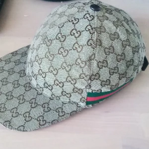 Byte Skåne mot telefon - GUCCI KEPS Bige Storlek M justerbar  10/10 försiktigt använd Byter den i Skåne mot telefon vilken  som helst bara man kan ha appar