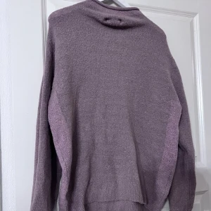 Stickad tröja  - I bra skick,stor i storleken 