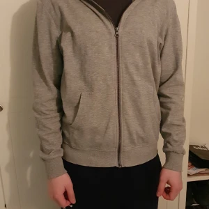 Grå zip hoodie  - En jack and jones zip hoodie i fint skick storlek M. Hör av dig vid funderingar eller om man vill ha fler bilder