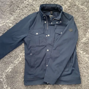 J.Lindeberg field jacka - Tja! Säljer denna asfeta och populära field jacka från J.Lindeberg🤩Den är väldigt sparsamt använd, skick 9,5/10✅Storlek S men passar även M  Nypris på denna är 3400 kr men säljer den för 1999 kr💸 Tveka inte för att skriva om ni har några funderingar🤩