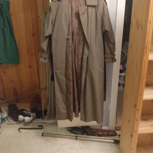 Rock  - En lång rock görn storlek 38 och är fodrad som en dunjacka. Inte använda alls 