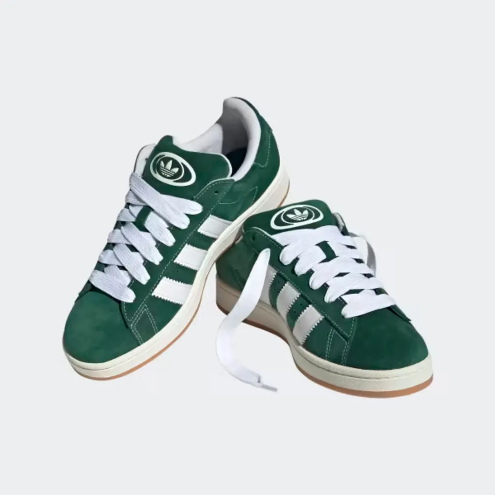 Säljer ett par helt nya & oanvända adidas campus 00s i färgen grön & storlek 38. Skorna är slutsålda både i butik och på nätet. Vita skosnören ingår, kvitto finns! . Skor.