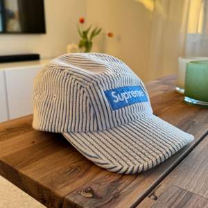 Supreme keps köpt av mig i london butiken förra våren, har aldrig använt bara provat hemma, prislappen är kvar.  Keps i manchester / corduroy matrial. Box logo på framsidan. Vit och blå.  Passar skitbra till blåa jeans