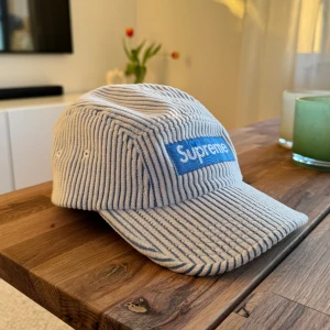 Supreme keps - Supreme keps köpt av mig i london butiken förra våren, har aldrig använt bara provat hemma, prislappen är kvar.  Keps i manchester / corduroy matrial. Box logo på framsidan. Vit och blå.  Passar skitbra till blåa jeans