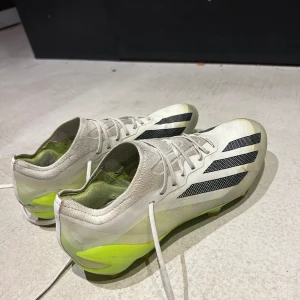 adidas X Crazyfast .1 FG Crazyrush - Vit/Svart/Lucid Lemon - Använda cirka 3 månader. Bra skick ingen större defekter.   Köpta för 2800 kr på Unisport. Skick 7/10 Storlek: 43 1/3