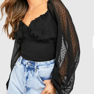 Svart blus - En svart blus i stl 36 från boohoo! Skulle säga att den passar någon som vanligtvis har stl S/M eller 36/38 💕Super fin med puffiga armar och spetstyg!