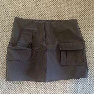 Cargokjol skorts cargo minikjol - Kort Cargokjol med shorts under. Använd fåtal gånger.