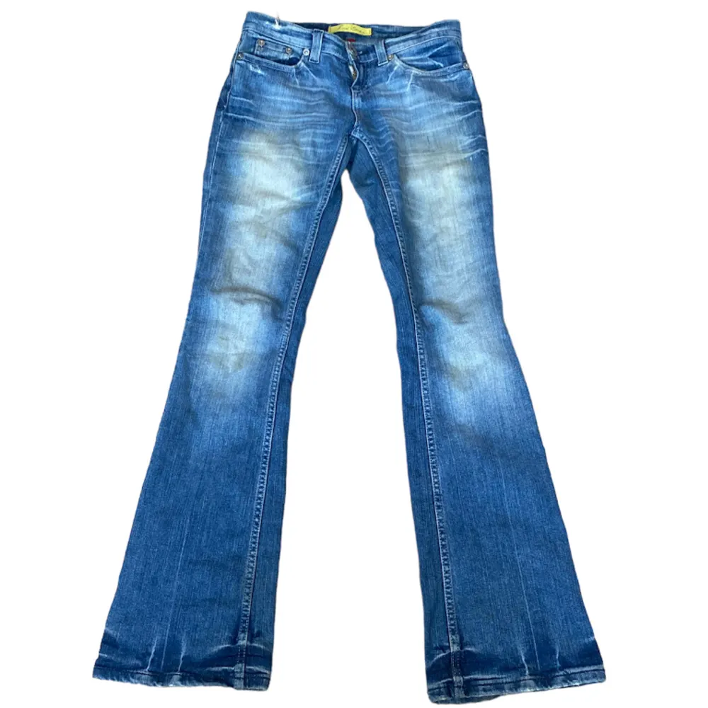 Jättefina lågmidjade jeans från River Island i jättebra skick. Skulle säga att färgen är som på sista bilden. Står storlek 6 men skulle väll säga att de är S. Innerbenslängd: 84 cm Midjemått mätt rakt över: 38 cm. Jeans & Byxor.