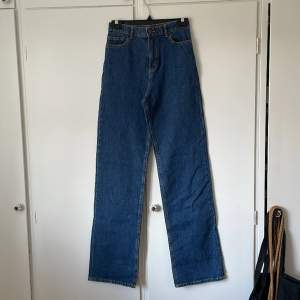 Super fina Lindex jeans som är vida och högmidjade.
