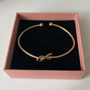 Guld armband - Säljer då de inte kommer till användning. Använd en gång💘