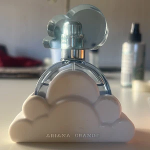 Ariana grande Cloud - Säljer min Ariana grande cloud parfym, luktar jättegott! (men har andra parfymer jag använder mer) Den är i 30 ml