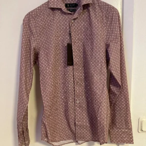Riley Skjorta - Vi säljer denna Riley skjorta då den inte längre används och kan få bättre användning någon annanstans, kontakta oss vid eventuella funderingar 🤝
