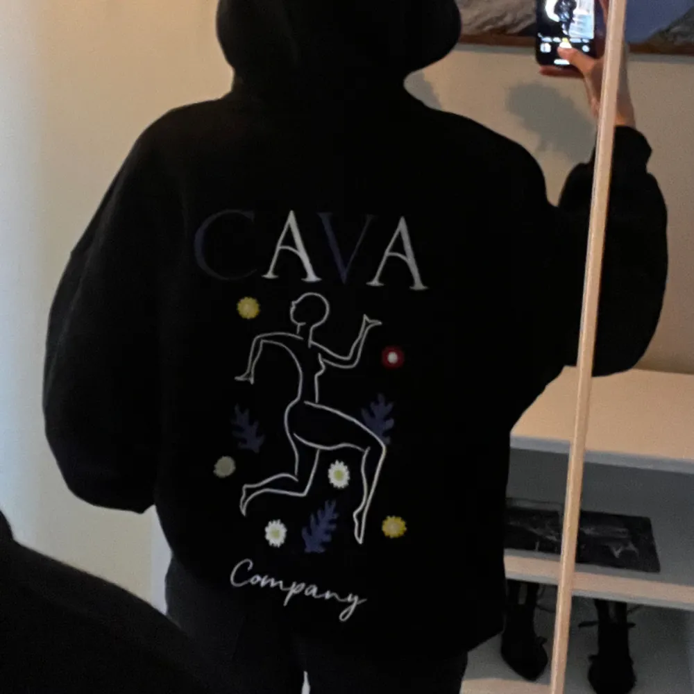 Superfin hoodie från CAVA COMPANY❣️ Den är väldiiigt mjuk inuti och oversized. Storlek xs/s men passar absolut större storlekar. Inga defekter och använd fåtal gånger.. Hoodies.