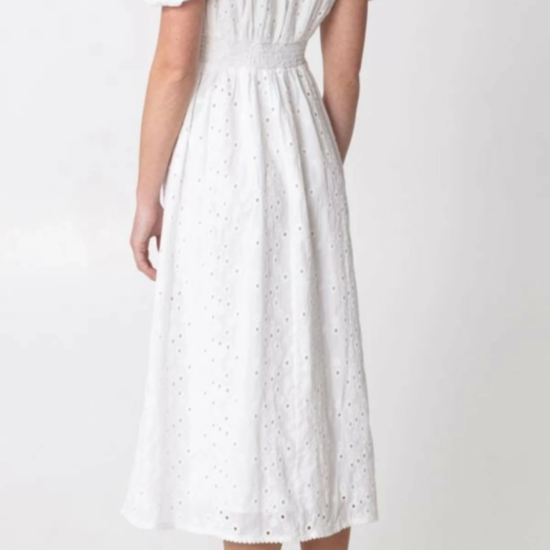 Vit broderad långklänning  - 91