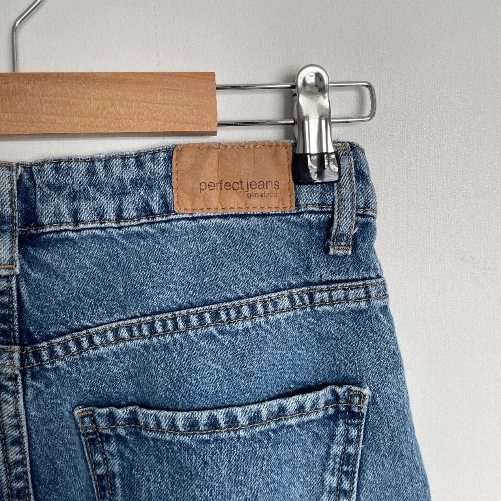 Mörkblå jeans i stilen och modellen ”mom jeans”, alltså inte gravidjeans. Använda men ändå i bra skick. Storlek S. DM för fler bilder.. Jeans & Byxor.