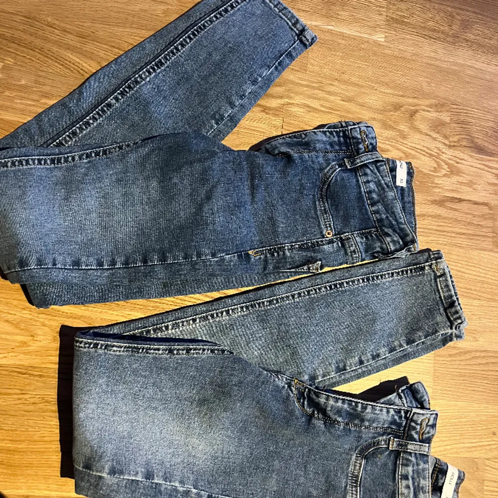 3 par Molly petite jeans. Använda endast 1 gång. Det ena paret är storlek xs Dom andra är storlek Xxs . Jeans & Byxor.