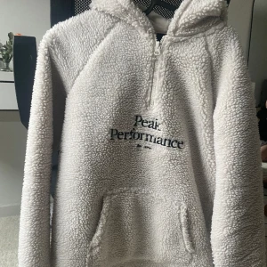 Peakperformance kofta - Peak performance kofta i bra skick.  Storlek 170. Passform S och M. Priset kan diskuteras!