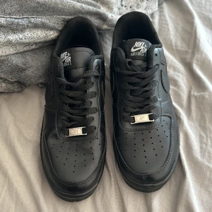 Nike  - Svarta nike Air force 1, i strl 37 skulle säga att dem passar även strl 36 då jag tyckte dem var små för mig som är mellan 37-38 i skor. Helt nya. Säljs för 699kr
