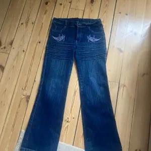 Jättefina jeans som är i bra skick bortsett från att de spruckit i skrevet, men det går nog att fixa! Använts fåtal gånger. Originalpris: 600kr. Betalar igenom plick! Köpare står för frakt + pris.