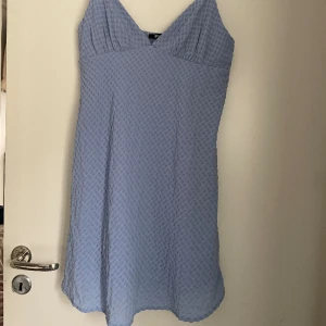 Oanvänd klänning  - Helt oanvänd blå klänning från Gina. Köpte förra året men har aldrig fått användning för den. Jag är 165 cm och den går ca 10cm över knäna på mig 