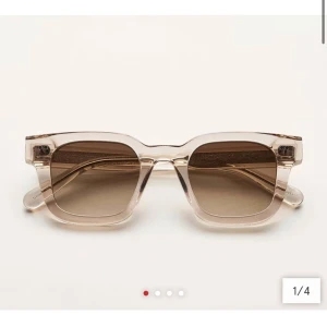 Chimi solglasögon  - Säljer mina älskade chimi solglasögon i modell 04 färg Ecru. Sparsamt använda. Fodral medföljer💘💘