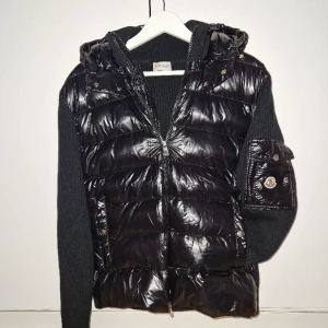 Moncler Cardigan *NY!* - Helt ny Moncler caridgan i storlek L (3). Qr kod fungerar.   Mycket hög kvalitet. Varm och skön, perfekt för nuvarande väder & kommande vårväder!  Kan mötas upp i Stockholms. Annars fraktas jackan via Plick.   