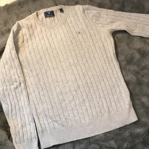 GANT stretch cotton cable knit  - Strl M, sparsamt använd. Nypris ca 1400kr