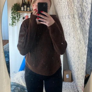 Stickad tröja - Brun stickad tröja som aldrig kommer till användning 