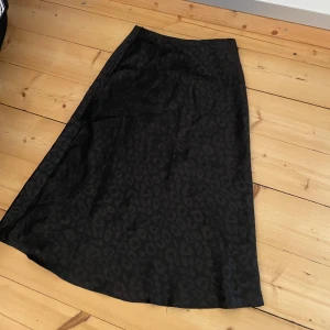 Leopardmönstrad silkeskjol - Vadlång