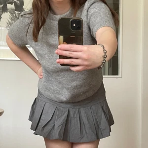 grå kostymkjol - grå plisserad kostymkjol som förut var kostymbyxor från tidigt 2000-tal. 