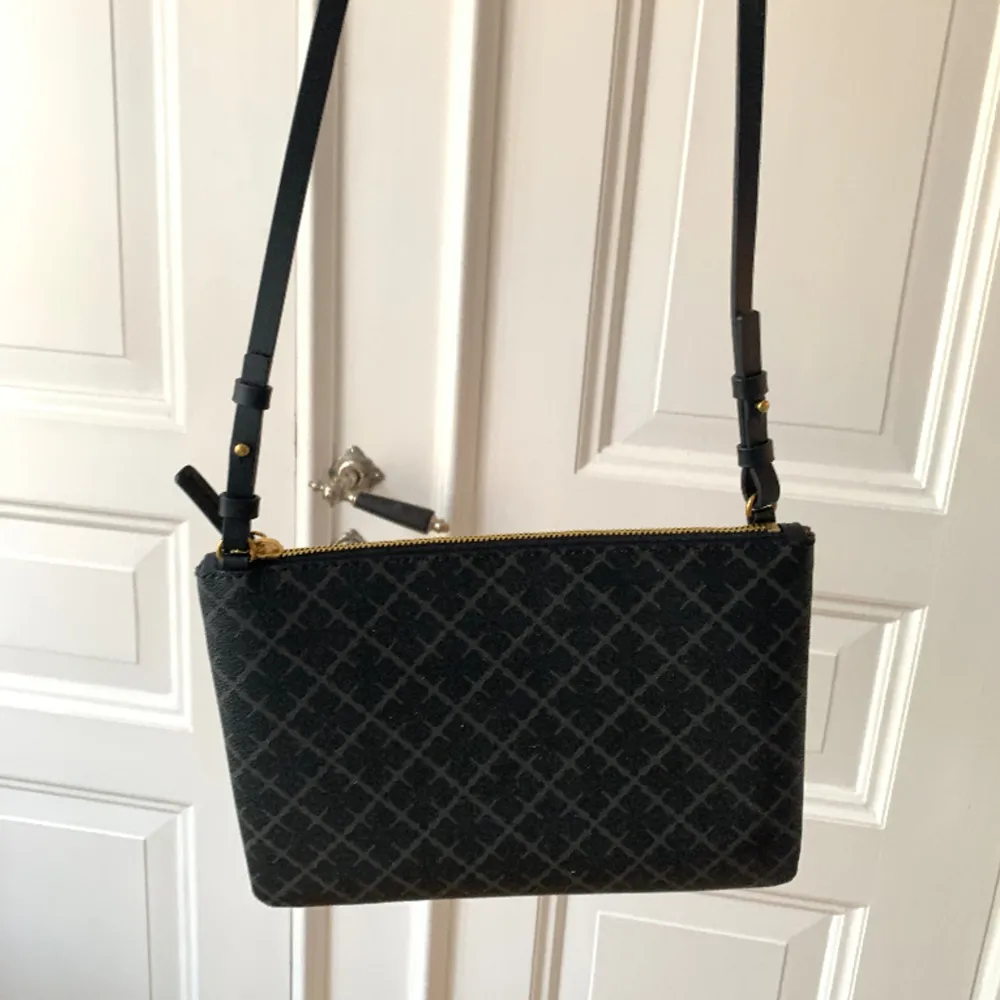 Äkta Malene Birger axelremsväska i färgen charcoal 💗 Aldrig använd och i nyskick 🥰 Köparen betalar för frakt 📦 Kom privat vid frågor och intresse 💞Nypris är 900kr på deras egna hemsida 💓. Väskor.