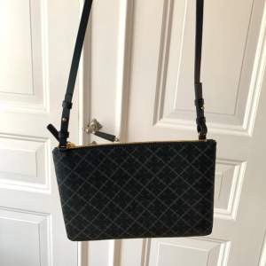 Äkta Malene Birger axelremsväska i färgen charcoal 💗 Aldrig använd och i nyskick 🥰 Köparen betalar för frakt 📦 Kom privat vid frågor och intresse 💞Nypris är 900kr på deras egna hemsida 💓