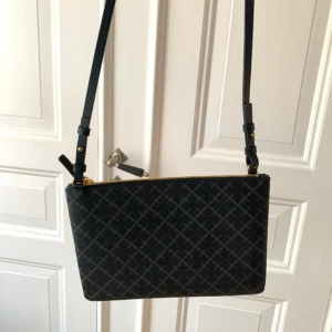 Malene Birger väska - Äkta Malene Birger axelremsväska i färgen charcoal 💗 Aldrig använd och i nyskick 🥰 Köparen betalar för frakt 📦 Kom privat vid frågor och intresse 💞Nypris är 900kr på deras egna hemsida 💓