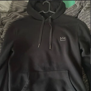 Hov1 hoodie - Säljer min hov1 hoodie för den kommer ej till användning bra skick. Storlek M. Kan gå ner i pris vid en snabb affär 