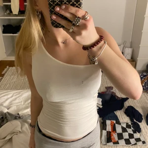 Sommar topp - Vit one shoulder topp från Gina tricot🤍 Jättefin knappt använd men börjar vara liten på mig.