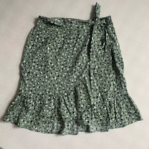 Blommig kjol - Super söt kjol 😍 som helt ny!