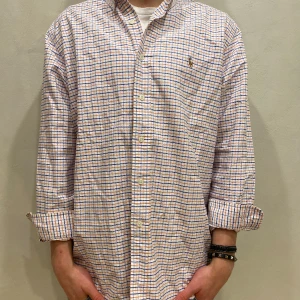 Polo Ralph Lauren skjorta  - Skjorta Polo Ralph Lauren  Modell: 184cm & väger 73kg Storlek: EU 32/33 Motsvarar storlek L Skick: 8/10 Sliten i kragen  Material: Bomull  Skriv om ni har frågor! 