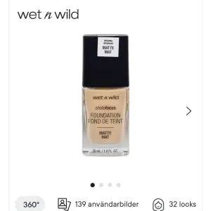 Säljer denna foundation från WetNwild i färgen Soft beige. Var endast testad och använd 1 gång. 