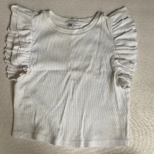 Vit topp - Gullig topp från Zara. Säljer då den inte kommit till användning 😍