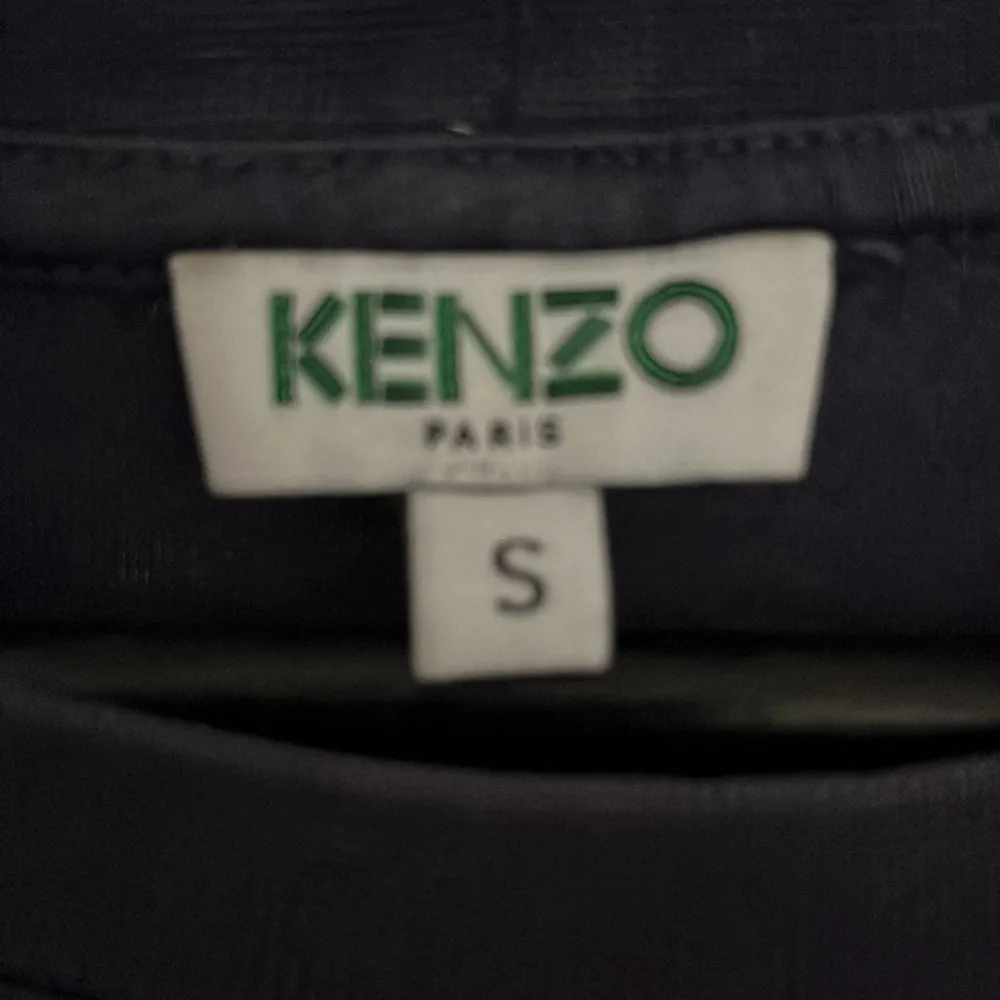 Mörkblå Kenzo t-shirt köpt på nk. Storlek S, inga skador eller så. Bara att skriva vid frågor.. T-shirts.