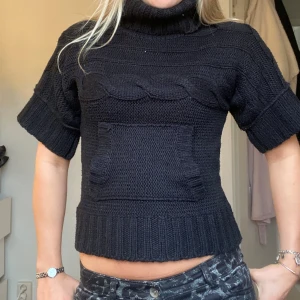 Svart kortärmad polotröja - Säljer denna så snygga kortärmade polotröjan🌟🌟