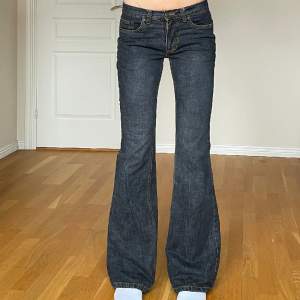 Lågmigjade bootcut/utsvängda jeans från Ginatricot i bra skick, måtten: tvärsöver midjan = 36,5cm Innerbenslängden = 86cm motsvarar S. Jag på bilden är 171cm för referens, det är bara att skriva till mig om ni har någon fråga, använd gärna köp nu🫶🏻 