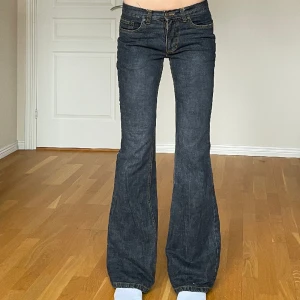 Lågmidjade bootcut jeans - Lågmigjade bootcut/utsvängda jeans från Ginatricot i bra skick, måtten: tvärsöver midjan = 36,5cm Innerbenslängden = 86cm motsvarar S. Jag på bilden är 171cm för referens, det är bara att skriva till mig om ni har någon fråga, använd gärna köp nu🫶🏻 